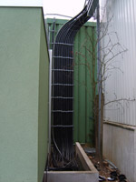 Verlegung von Leistungskabeln auf Steigetrasse